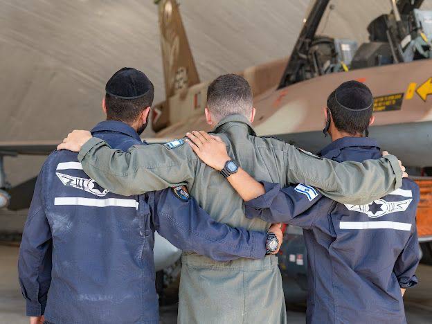 哈雷迪士兵首次在空军基地服役，参与F-16维护并保留宗教生活方式。