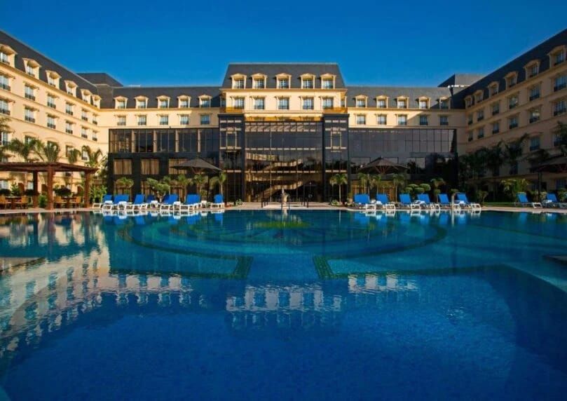 英媒调查称，约150名因川普和平协议获释的杀人犯在埃及开罗某酒店度假，引发国际舆论批评与质疑。 ... ... ...