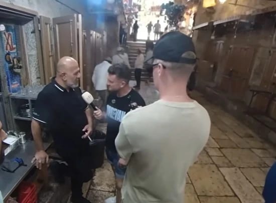 英国记者汤米·罗宾逊伯人询问他们在以色列的生活， 其中一人说道:“我感到安全，从未遭受过歧视。”另一位 ...