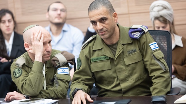 鉴于“斯德泰曼”基地泄密调查仍在推进，总参谋长扎米尔上将任命人力局局长达多·巴尔·卡利法少将临时负责 ...