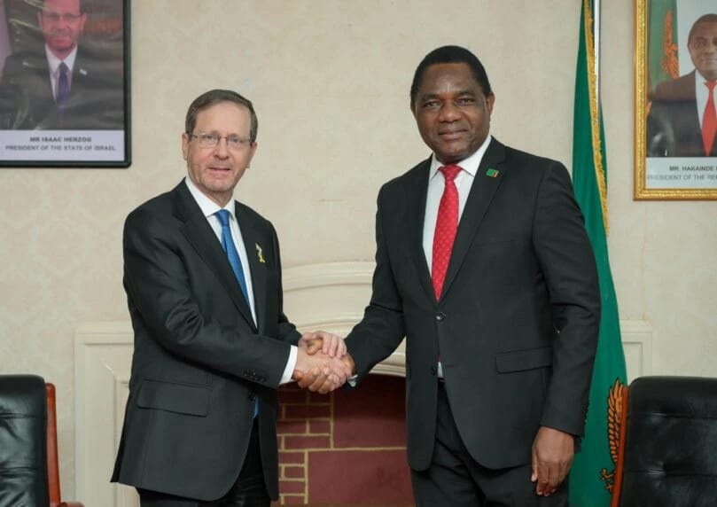 赞比亚举行了一次外交会议，总统艾萨克·赫尔佐格出席了会议。会议期间，赞比亚总统提到以色列大使馆重返该 ...
