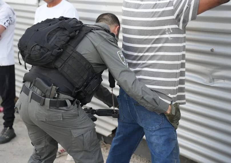 五名阿尔巴尼亚籍MAGAV （以色列边境警察 ）因涉嫌收取报酬，将犹太–撒玛利亚地区的阿拉伯人偷渡进以色列  ...