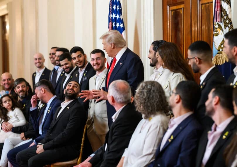 17名幸存者在白宫会见特朗普总统。特朗普称他们为“英雄”，并特别提到马坦·恩格斯特在被囚期间遭受的苦难 ...