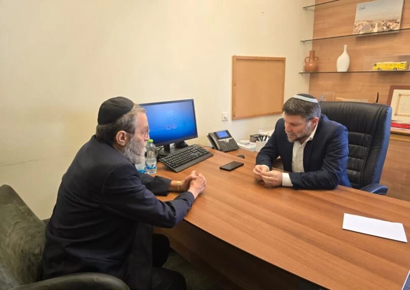 在因乳制品改革公开冲突后，议员摩西·加夫尼与财政部长斯莫特里奇今天进行了长时间会谈，讨论当前议题。 . ...