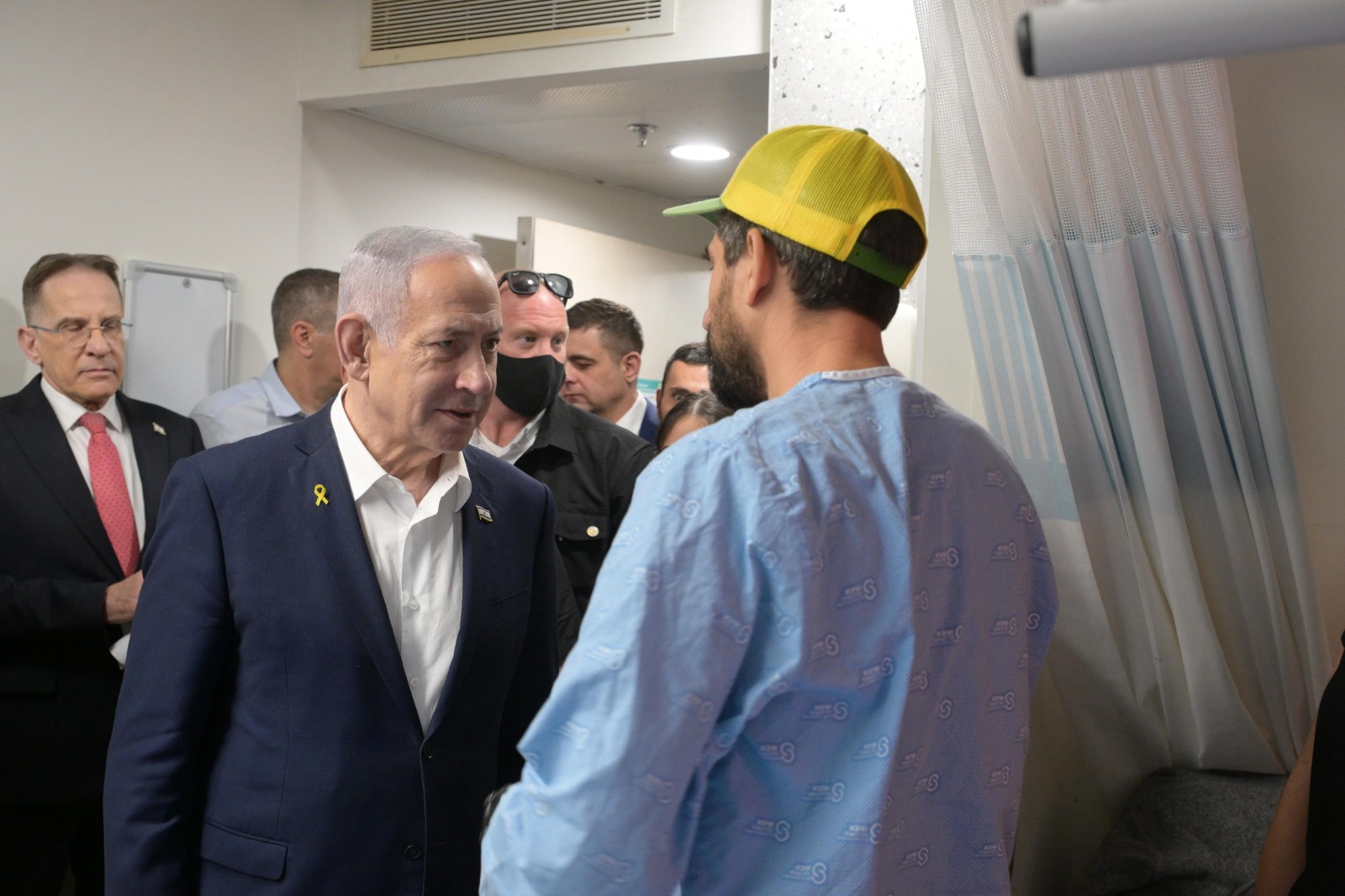 内塔尼亚胡探望在叙利亚冲突中受伤的以军士兵，并表示：只要存在善意和理解，以色列可以与叙利亚达成协议， ...