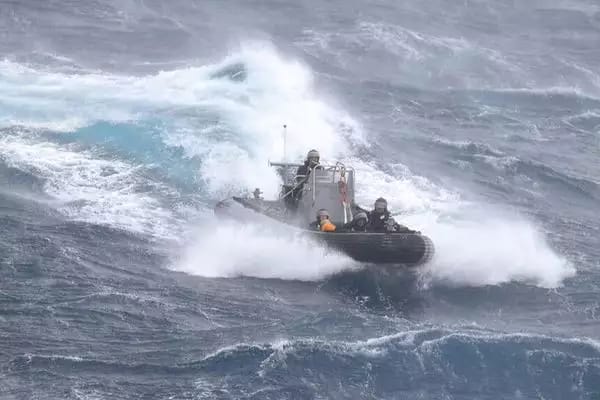 一艘从以色列驶往塞浦路斯的游艇在风暴中失踪两天，塞方持续搜救但仍无下落。 ... ...