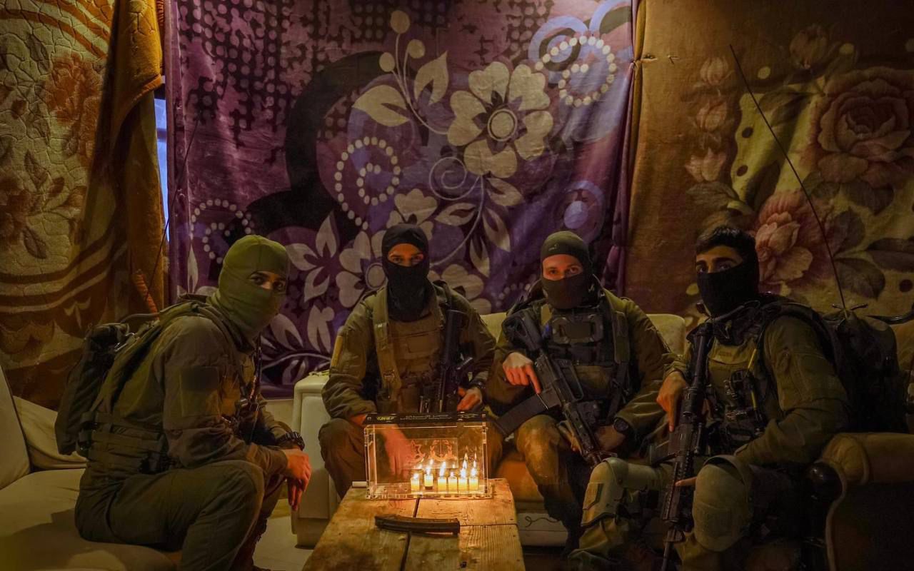 哈鲁夫侦察部队士兵在加沙点燃第五根蜡烛，庆祝光明节，并向外界送上节日祝福。 ... ...