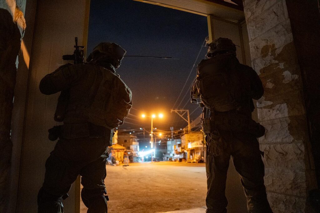 杜夫德万部队逮捕了一个策划袭击的恐怖分子团伙，另有三名恐怖分子在附近村庄被捕。以色列国防军和辛贝特表 ...