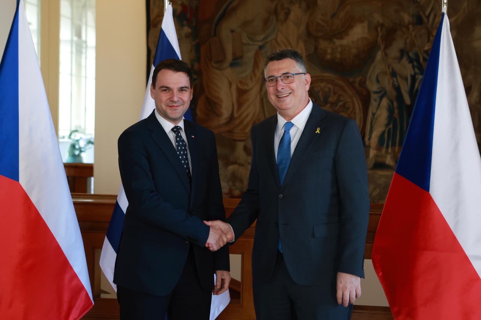 以色列外交部长吉迪恩·萨尔在布拉格与捷克外长举行会晤，捷克外长表示支持并将努力促成将捷克大使馆迁往耶 ...