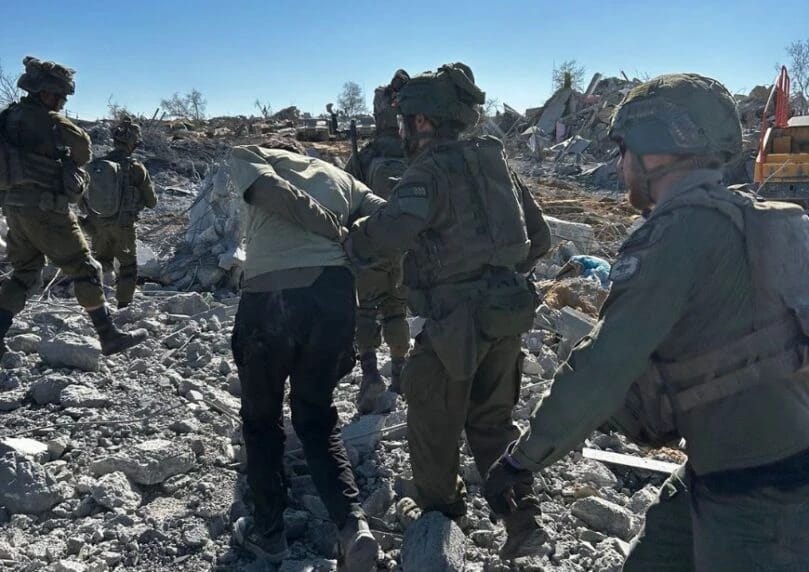 拉法东部以色列国防军发现六名恐怖分子从隧道出来，空袭击毙四人，两人投降被俘；其中一人为高级成员。 ... ...