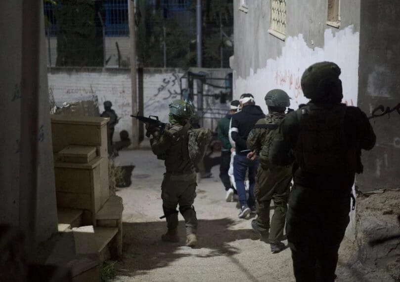 在以色列安全局和以军的联合行动中，关键恐怖分子艾哈迈德·纳斯鲁拉被逮捕，并已移交给安全部门审讯。 ... ...