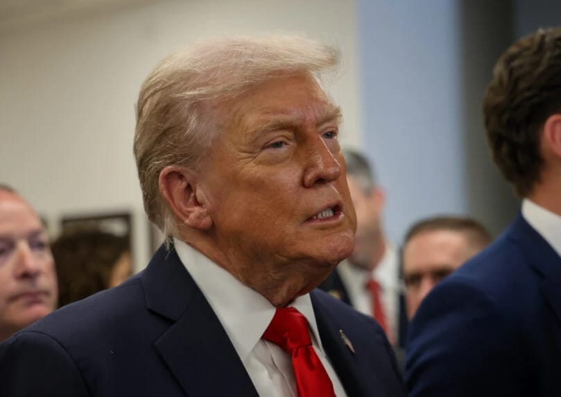 美国总统川普对伊朗政权划定红线，明确表示正密切关注伤亡报告，若针对抗议者的暴力镇压持续，美国已做好采 ...