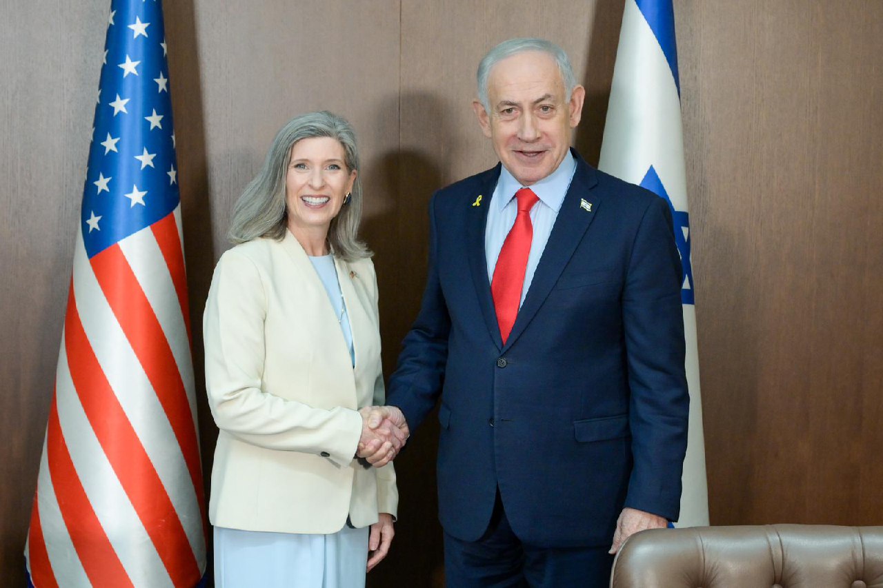 以色列总理内塔尼亚胡在耶路撒冷办公室会见了美国参议员乔尼·恩斯特。