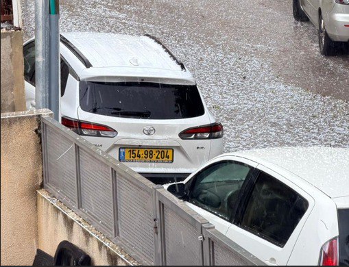安息日期间全国多地出现阵雨和雷暴，内坦亚因降下冰雹呈现出一片银装素裹的景象。 ...
