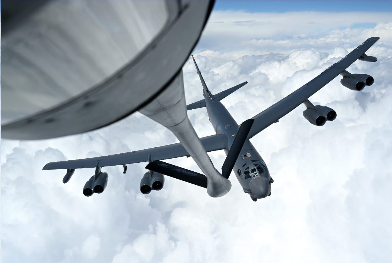 三架美国空军 KC-135R 同温层加油机正从西班牙莫龙空军基地转移至卡塔尔乌代德空军基地，另有一支加油机编  ...