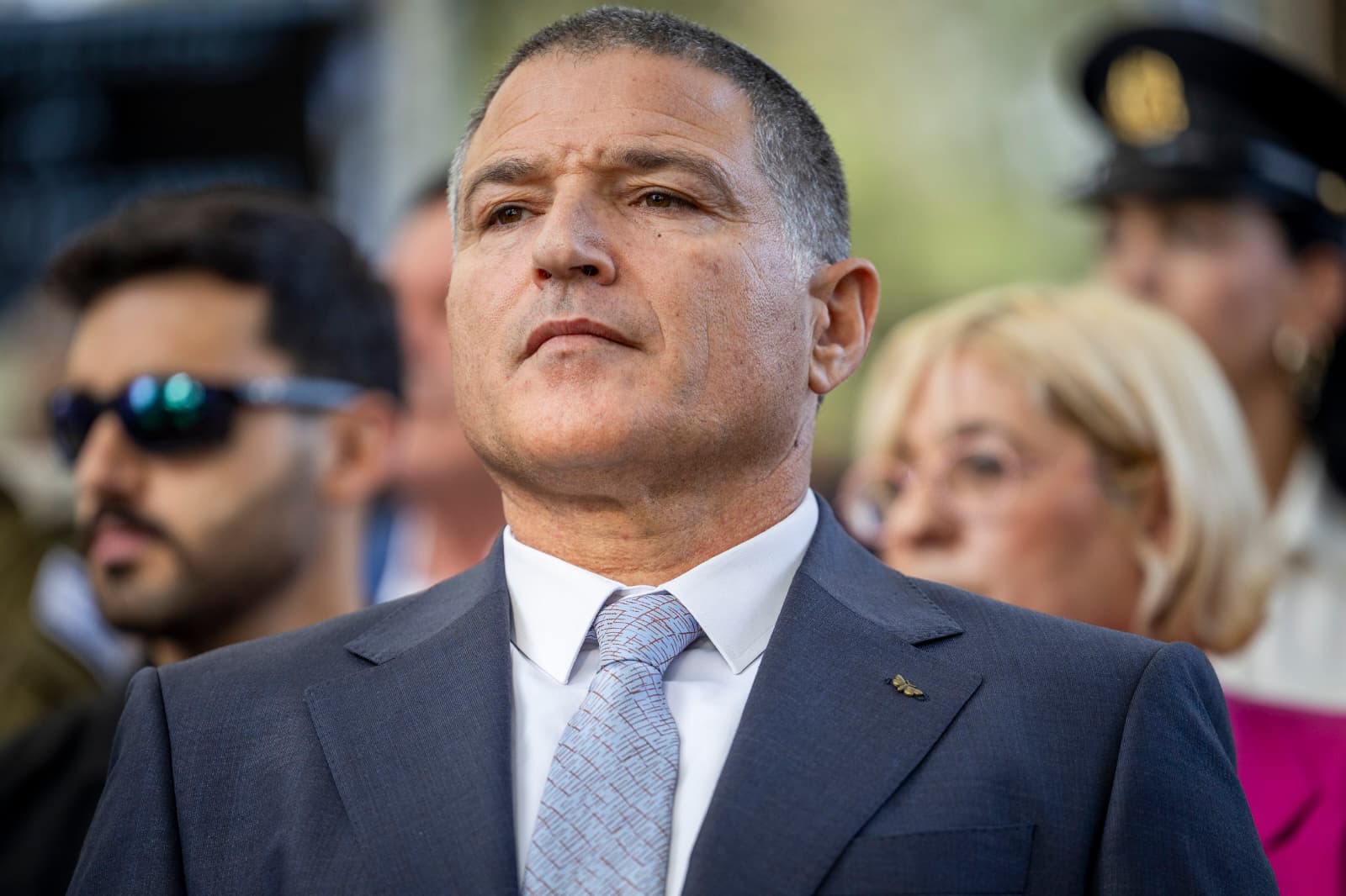 新闻14台民调显示,57%的受访者对辛贝特局长戴维·齐尼表示信任，信任度依然较高。 ... ...