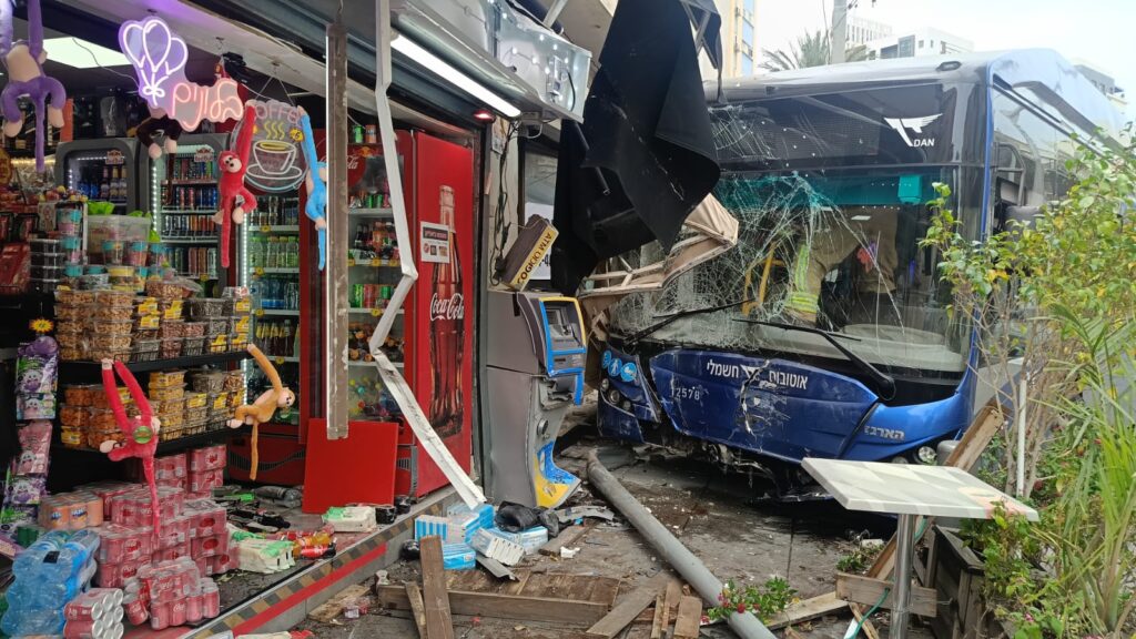 拉马特甘比亚利克街发生交通事故，一辆公交车冲入商店，导致一名30岁女子危殆，另一名女子重伤。 ... ...