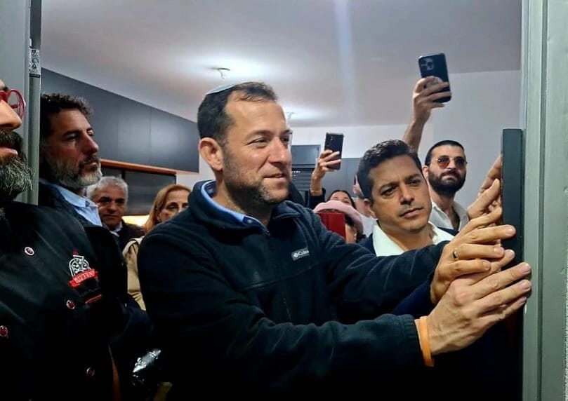 撒玛利亚地区为一家从法国移民至此的犹太家庭举行了传统的门柱圣卷安装仪式，撒玛利亚委员会主席约西·达甘 ...