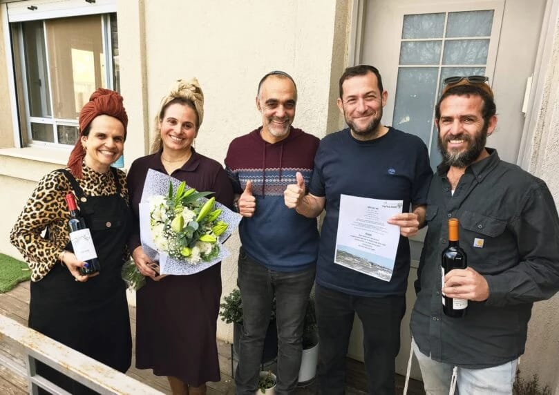 犹太和撒玛利亚的哈瓦特·吉拉德定居点在建立24年后获得以色列国家正式承认。 该定居点的创始人伊泰·泽尔  ...