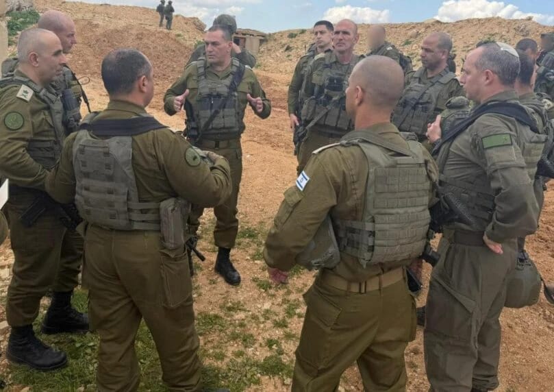 以色列国防军总参谋长扎米尔上将与北方司令部评估形势后，批准扩大北方战役计划，下令加强进攻与防御部署， ...