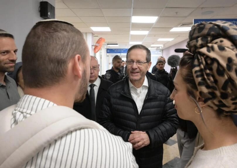 总统赫尔佐格访问北部地区，慰问受伤战士并与地方政府首脑会晤，强调将回击任何安全威胁。 ... ...