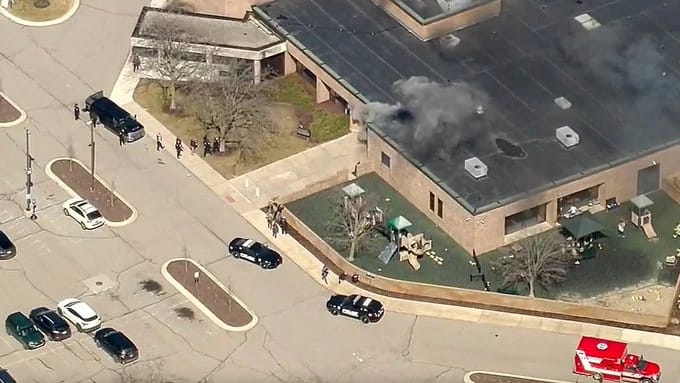 一名美国籍的黎巴嫩公民驾驶卡车撞入密歇根州一处兼作幼儿园的犹太教堂，造成一名保安受伤，140名儿童安全 ...