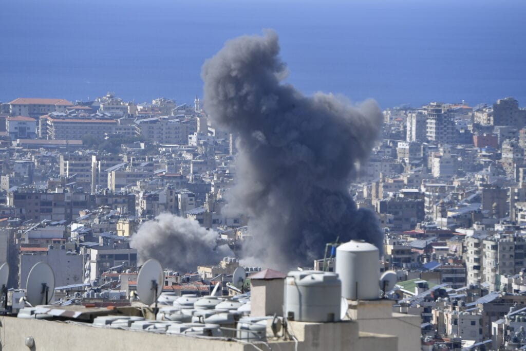 以色列国防军袭击了黎巴嫩境内的真主党发射阵地，并摧毁了其“拉德万部队”的总部，旨在削弱该组织的指挥与 ...