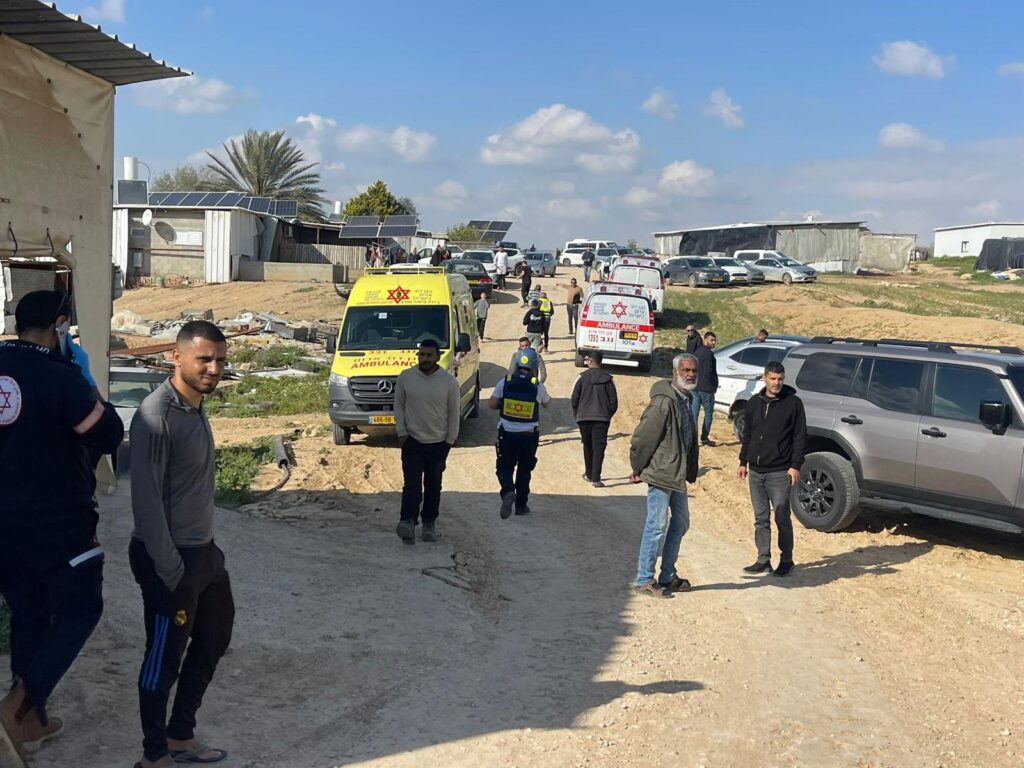 以色列警方提醒公众避开导弹拦截后的残骸区域，防止接触放射性尘埃。