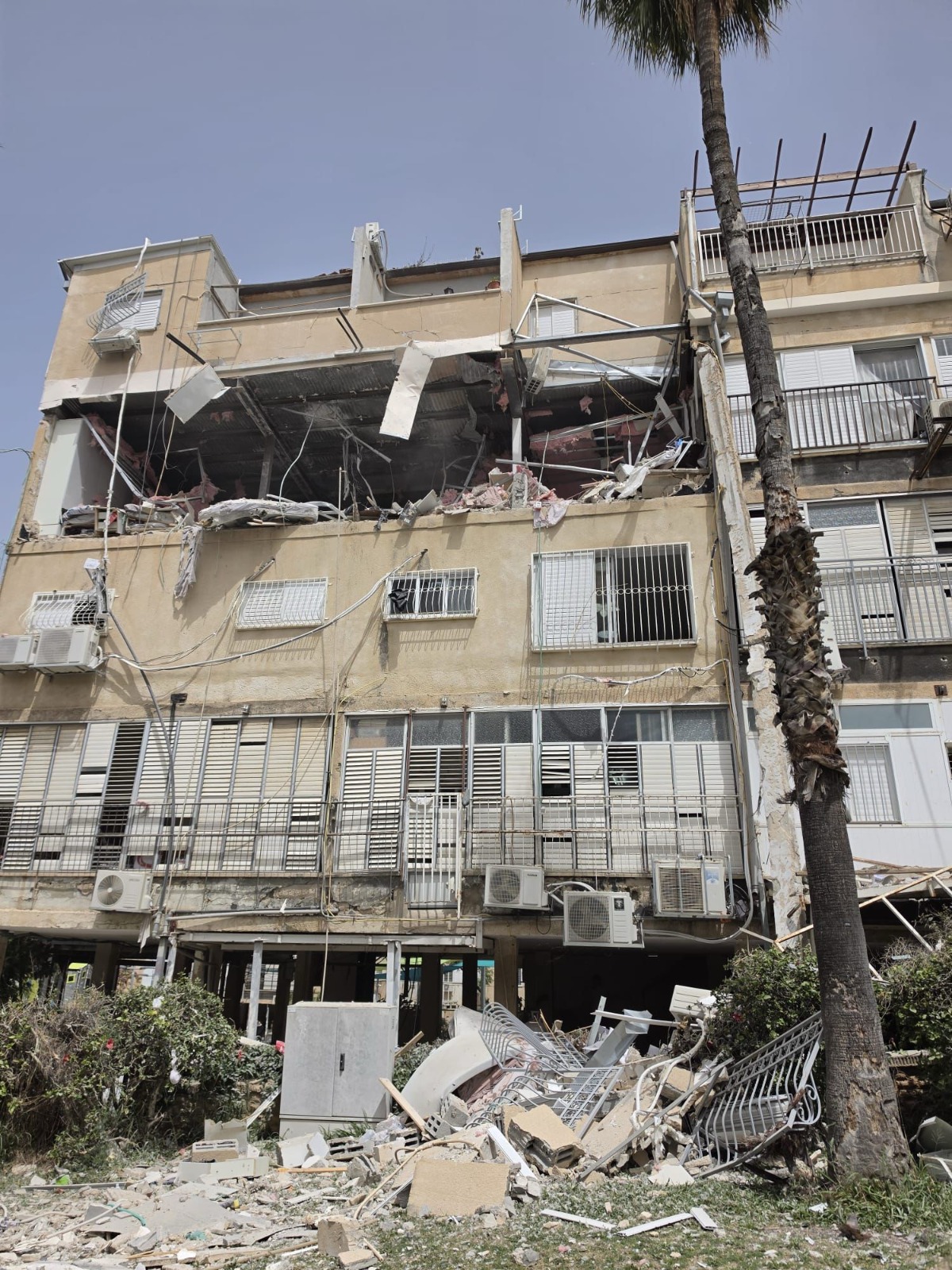 最新一轮炮击导致布内布拉克一栋建筑物受损。目前全境范围内暂无人员伤亡报告。 ... ...