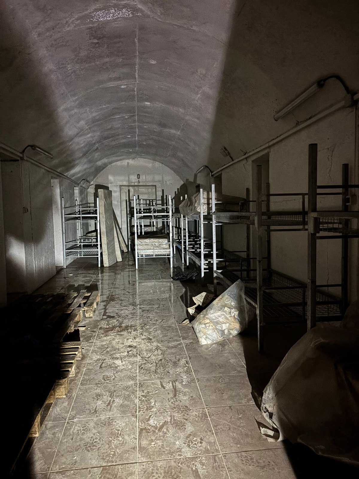 以色列国防军公布了两条历时十年修建的地下隧道画面，这些影像从真主党所谓“安全城市”的内部视角拍摄，展 ...