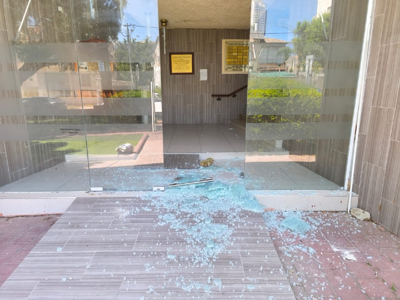 拉马特甘一历史悠久的犹太教堂遭二次袭击，大门被砸碎且此前圣卷被盗，警方已展开调查。 ... ... ...